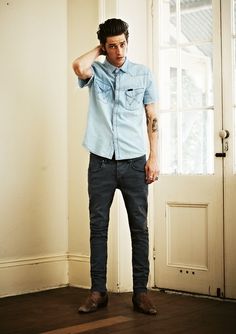 boys life Jeans On Jeans, Dapper Dudes, Boys Life, Senior Picture Outfits, Sharp Dressed Man, Simple Shirts, Life Photo, Rachel Zoe, Mens Street Style