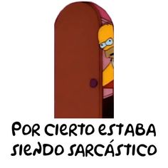 an image of the simpsons peeking out from behind a door that says por cierto est aba sien do sacastico