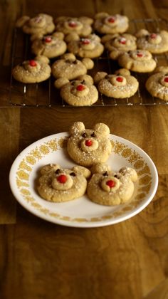 cookies are arranged on a plate with teddy bears in the middle and other cookies behind them