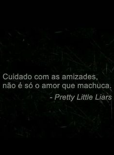 a black and white photo with the words'pretty little liars'in spanish