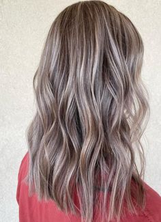 Dark Brown with Chunky White Blonde Highlights for Covering Gray Go From Blonde To Light Brown, Covering Grey Hair Brunette, Highlights To Cover Gray Hair Brunettes, Colors For Gray Hair, Blend Gray Hair, White Blonde Hair Color, Hair Color Placement, White Blonde Highlights, Gray Blending