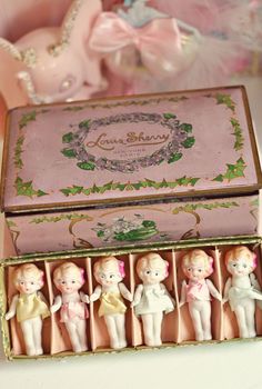 there are many little figurines in the box