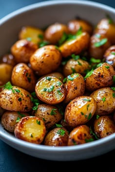 Roasted baby potatoes garnished with chopped parsley in a bowl. Air Fry Baby Potatoes, Air Fryer Recipes Simple, Simple Recipes Air Fryer, Potato Air Fryer, Crispy Potatoes Air Fryer, Potatoes Air Fryer Recipe, Red Baby Potatoes Recipes, Air Fryer Small Potatoes, Mini Potatoes Air Fryer