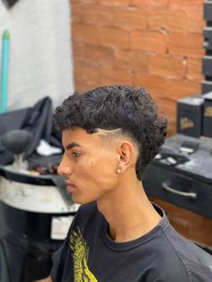 Drop Fade Design, Corte Freestyle, Fade Haircut Designs, Fade Haircut Curly Hair, Taper Fade Curly Hair, Mohawk Hairstyles Men, Short Fade Haircut, Mens Haircuts Short Hair, Low Fade Haircut