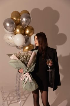 1998 Birthday Photoshoot, Birthday Photography Ideas At Home, Birthday Zhest Idea, Birthday Photo Shoot With Friends, 28th Birthday Ideas For Him, 31 Birthday Photoshoot Ideas, Birthday Zhest, Birthday Photography Pose