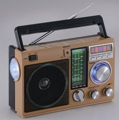 an old fashioned radio sitting on top of a table