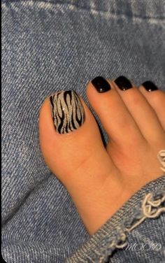 Brown Toenails Design, Pedicure Designs Toenails 2023, Black Toes Pedicure, Fall Pedicure Ideas 2024, Toe Art Designs Toenails, 2000s Pedicure, Simple Toe Nails Designs, Leopard Toenails, Feet Gel Polish