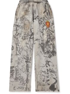 Find BALENCIAGA Wide-leg Logo-embroidered Distressed Printed Cotton-jersey Sweatpants L on Editorialist. The nonchalant dress codes of artistic graffers and street skaters serve as inspiration for Balenciaga's sweatpants. They're cut for a wide-leg fit from soft fleece-back cotton-jersey that's gently distressed and printed with graffiti-inspired artwork. Style yours with the matching hoodie and the house's footwear. Bleached Pants Outfit, Graffiti Pants, Football Crest, Balenciaga Clothing, Baggy Sweatpants, Concept Clothing, Planet People, Baggy Pant, Fleece Pants