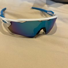 Lightly Used Baseball Sunglasses, Oakley Men, Colored Sunglasses, Sunglasses Accessories, Blue White, Color Blue, Mens Accessories, Blue And White, Man Shop