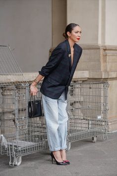 Chic Outfits Classy, Blue Jean Outfits, London Fashion Week Street Style, Casual Outfit Inspiration, Corporate Outfits, Effortlessly Chic Outfits, Dad Jeans, Mama Style, Outfit Inspiration Fall