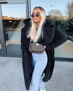 Long Fur Coat Outfit, Fur Coat Outfit Casual, Black Coat Outfit, Sarah Ashcroft, Latest Winter Fashion, Black Fur Coat, Long Coat Women