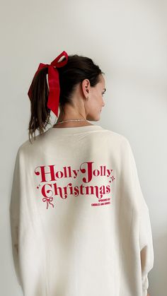 Sweatshirt XMAS Edition Mit viel Liebe entstand dieses lässig geschnittene Weihnachts Sweatshirt für Erwachsene in beige, das auf der Vorderseite eine weihnachtliche Schleife und das Wording "falala" trägt und auf der RÜckseite den Spruch "Holly Jolly Christmas". Du kannst den Sweater cool kombinieren mit deinem kleinen Minime und somit gemeinsam goldige Weihnachtsmomente sammeln. An den Ärmeln befinden sich elastische Ribbündchen. Oversized Fit mit überschnittenen Ärmeln. Aus 80% Baumwolle, 20%