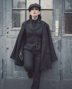 Peaky Blinders Suit Women, Suit Reference Women, Masculine Vintage Outfit, Black Feminine Suit, Peaky Blinders Aesthetic Fashion, Dark Academia Suits Women, Women In Suits Vintage, Peaky Blinders Dress Women, Greyscale Outfits