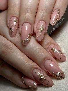 Chrome nails summer 2024 New Years Day Nails, Gold Star Nail Design, Chic Holiday Nails, Chrome Art Nails, 50th Birthday Nails Design, White And Gold French Tip Nails, Pretty Classy Nails, Simple Gold Nails, Gold Chrome Nail Art