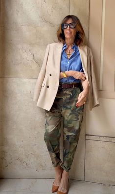 Camo Pants Outfit Women, Edgy Glam Outfits, Outfit Women Winter, Army Outfit, Camo Pants Outfit, Button Down Outfit, Casual Street Wear, Comfy Casual Outfits, Glam Outfit