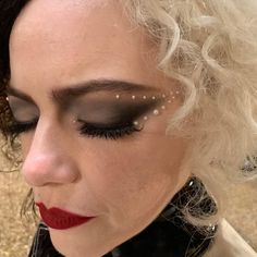 Cruella Deville Makeup, Emma Stone Makeup, Cruella Deville Costume, Cruella Costume, Devil Makeup, Movie Makeup, Book Day Costumes, Cute Halloween Makeup, Cruella Deville