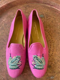 These Stubs and Wootton pink linen slippers with embroidered frog are in amazing condition. Maybe worn a handful of times. Timeless, great value and fit a 9 - 9.5 M shoe size. Pink Round Toe Loafers For Summer, Summer Pink Round Toe Loafers, Spring Pink Loafers With Leather Sole, Linen Slippers, Loafer Slippers, Pink Linen, Womens Slippers, Palm Beach, Slippers