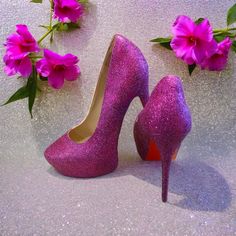 Les escarpins à paillettes fuchsia sont tellement scintillants ! Les talons scintillants font de superbes chaussures de mariage ! Chaque paire est faite sur mesure pour vous. Ils sont scellés pour être imperméables, résistants aux UV et aux taches ! Si vous souhaitez une couleur différente, toutes les couleurs sont disponibles pour vous ! Veuillez « noter » la couleur que vous souhaitez dans votre commande. Si vous souhaitez un style de chaussures différent, n'hésitez pas à me contacter pour obt Sparkle Wedding Shoes, Pink Glitter Heels, Shoes Wedding Heels, Heels Sparkly, Sparkly Wedding Shoes, Heels Wedding Shoes, Sparkle Heels, Heels Wedding, Sparkly Shoes