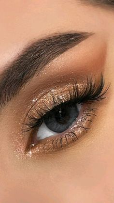 Simple Hoco Makeup Gold, Makeup Looks Quinceanera Gold, Blue Eyes Prom Makeup, Prom Makeup Brown Eyeshadow, Cute Makeup For Hoco, Homecoming Simple Makeup, Homecoming Makeup Glitter, Gold Makeup For Blue Eyes, Sparkly Gold Eyeshadow