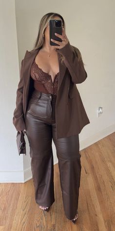 Girls Outfit Ideas, Winter Outfits Black Women, Girlfriend Outfits, Brown Pants Outfit, Khaki Pants Outfit, Tan Outfit, Trendy Date Night Outfit, Plus Size Summer Dresses, Summer Shorts Outfits