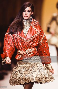 A model walks the runway at the Valentino Ready to Wear Fall/Winter 1992-1993 fashion show during the Paris Fashion Week in March, 1992 in Paris, France. Haute Couture Style, 90s Fashion Grunge, Outfit 90s, 1990s Fashion, 90s Outfit, 90s Fashion Outfits, Couture Mode