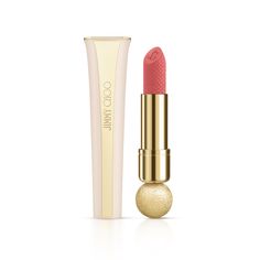 Coral Sunset ist ein Lippenstift mit sanftem korallenrotem Farbton mit Pythoneffekt-Print und dem JC-Monogramm. Der Lippenstift lässt sich leicht auftragen und bietet sofortige Abdeckung. Dank seiner Form ist das Auftragen des Lippenstifts besonders präzis. Leicht parfümiert mit unserem neuen Duft Iris Crush, ist dieser matte Lippenstift mit Vitamin E bereichert - welches die Zellen vor schädlichen Auswirkungen der freien Radikale schützt - sowie ein pflanzliches Öl, um die Lippen zu pflegen. De Jimmy Choo Fragrance, Cherry Kiss, Hot Lipstick, Purple Lipstick, Signature Fragrance, Lipstick Collection