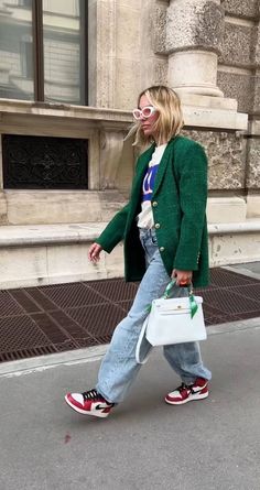 Outfit Anni 90, New York Outfits Spring, New York Outfits, Casual Chique, Looks Street Style, Outfits Spring, Trending Styles, Women's Handbags