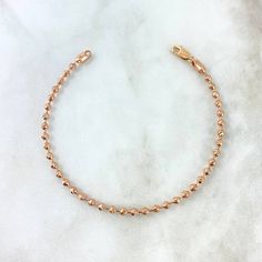 Disponible para entrega presencial en Medellín y envíos de 1 a 2 días hábiles.Detalles de la joya:•Calidad: Oro 18K Garantizado•Color: Oro Rosa•Peso: 6,2gr•Largo o Diámetro: 19,5cm•Grosor: 3mm•Oro Nacional•Tipo de Broche: Broche Piercings, Color