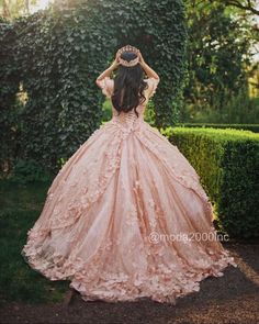 Quince Photoshoot Ideas, Quince Pictures, Rose Gold Quinceanera, Quinceanera Pictures, Quinceanera Pink, Quinceanera Themes Dresses, Quinceanera Photoshoot