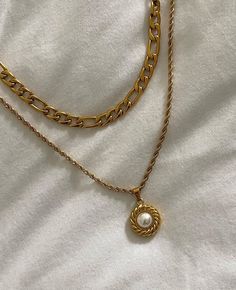 Gold Necklaces Aesthetic, Chain Necklaces Aesthetic, Necklaces Aesthetic Gold, Aesthetic Gold Chain, Aesthetic Chains, Gold Aesthetic Jewelry, Gold Necklace Aesthetic, Aesthetic Gold Necklace, Gold Pendant Necklace Jewellery