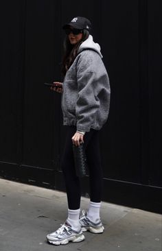 Athleisure Capsule Wardrobe, Athleisure Capsule, Summer Athleisure, Black Athleisure, Sporty Chic Outfits, New Balance Outfit, Cute Gym Outfits, Winter Fashion Outfits Casual, Fashion Influencer