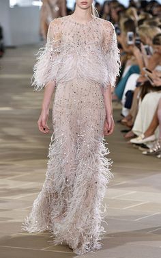 Monique Lhuillier Spring Summer 2017 Wedding Dress With Feathers, Feather Gown, Evening Dresses For Weddings, Ostrich Feather, Feather Dress, Monique Lhuillier, Moda Vintage, Beautiful Gowns, Couture Dresses