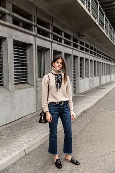 Eclectic Street Style, Gucci Mule, Gucci Princetown, Style For Spring, Crop Flare Jeans, Crop Flare, Street Style Inspiration