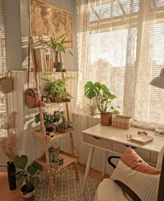 Using Houseplants to Reboot Your Interior Design Lots Of Plants, Earthy Bedroom, Dekorasi Kamar Tidur, Apartment Decor Inspiration, Bohemian Bedroom, Dream Room Inspiration