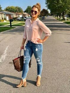 40 Fashion Women, Stylish Summer Outfits, Womens Fashion Casual Spring, Fashion For Women Over 40, Elegante Casual, Outfit Jeans, Pinterest Outfits, Black Women Fashion, Casual Work Outfits