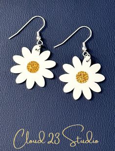 Trendy White Earrings, Trendy White Plastic Earrings, White Daisy-shaped Hypoallergenic Flower Earrings, Handmade White Plastic Earrings, White Plastic Jewelry For Summer, White Plastic Summer Jewelry, Cute White Plastic Jewelry, White Resin Earrings For Summer, White Flower Resin Earrings