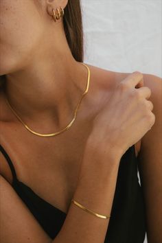 Gold Minimalist Jewelry, Dorothy Dandridge, Chique Outfit, Jewelry Photoshoot, Snake Jewelry, Modern Accessories, Classy Jewelry, Jewelry Lookbook, Jewelry Photography