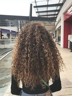 Mixed Girl Curly Hair, Curly Highlights, Festival Hair Accessories, Blonde Highlights On Dark Hair, Mixed Curly Hair