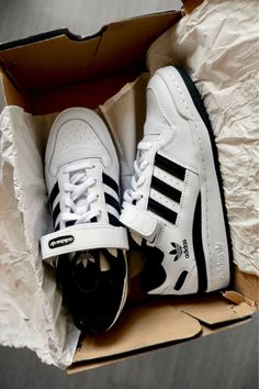 Sneaker Inspo Women, Cool Shoes Women, Sneakers Fashion Women's, Trendy Shoes For Women, Shoes For Women Sneakers, Adidas Shoe, Most Popular Shoes, Vintage Nike Sweatshirt