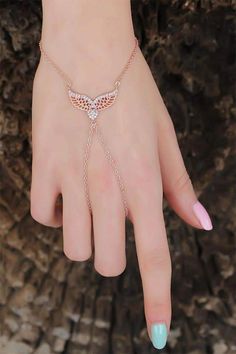 Hand Chain Jewelry, Finger Bracelets, Hand Chain Bracelet, Antique Jewellery Designs, Indian Jewellery Design Earrings, Magical Jewelry, Bangles Jewelry Designs, Hand Bracelet