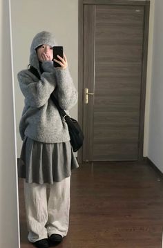 Skirts Over Pants Outfits, Acubi Winter, Skirt Pants Outfit, Skirt Over Pants Outfits, Modest Fits, Geek Chic, 가을 패션, Casual Style Outfits, Modest Outfits