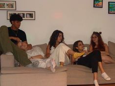 Candid photo photograph of a group of friends. Picture inspiration. #oarty #teenagers #candidphoto #aesthetic #vibes Sleepover Pose Reference Drawing, Group Sitting Pose Reference, Group Sitting On Couch Reference, Group Pose Reference Photo, Two People Hanging Out Reference, Group Of Friends Sitting Together, Hanging Out Pose Reference, Sitting Group Poses, Friends Hanging Out Reference