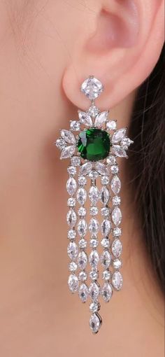 Pakistani Jewellery, Unique Gold Jewelry Designs, Green Board, Bridal Diamond Necklace, Emerald Diamond Earrings, Stone Jewellery, Sparkly Things, Pakistani Jewelry, Diamond Earring