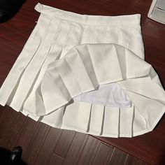 Never Worn Has Built In Shorts Zipper And Button Closure On The Side I’d Say This Is More For Casual Everyday Wear And Not Sport White Tennis Skirt, Tennis Skirt, Casual Everyday, Tennis, Womens Skirt, Everyday Wear, Color White, Skirt, Zipper