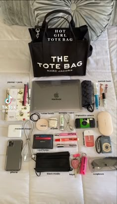 Back To University, Everyday Bag Essentials, Backpack Essentials, School Bag Essentials, Travel Bag Essentials, Inside My Bag, Purse Essentials, Handbag Essentials, Girls Tote