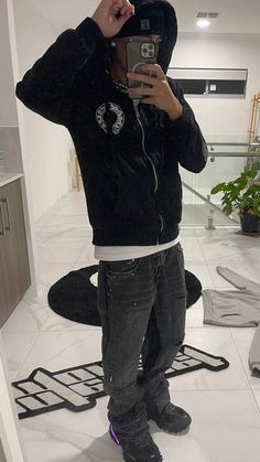 Balenciaga Track Outfit, Flare Outfits, Streetwear Outfit Men, Flare Outfit, Track Outfits, Baggy Outfit Ideas, Hoodie Outfit Men, Flare Jeans Outfit, Drip Fits