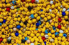 there are many yellow and blue beads all over the place in front of each other