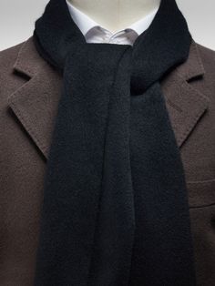 Men’s winter scarves – Wool winter scarf
A warm winter scarf in premium wool is a stylish accessory that is essential when the temperature drops. A winter scarf of a different color than your coat or jacket will lift your outfit, and you do not have to worry about freezing in the cold. Made in Italy.

Material: 100% Wool Pin Collar Shirt, Winter Scarves, Wool Gloves, Wool Winter, Blazer Shirt, Knit Blazer, Wool Beanie, Merino Wool Sweater, Clothing Care