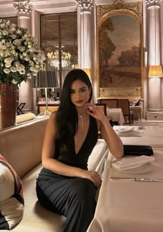 Fancy Night Out Aesthetic, Fancy Dinner Pictures, Bar Poses Photo Ideas, Resturant Photoshoot Poses Night, Elegant Photo Ideas, Classy Instagram Pictures, Dinner Photo Ideas, Dinner Poses, Bar Night Outfit