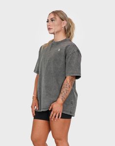 Our Power Play Oversized T-shirt is made from high-quality, breathable pre-shrunk cotton with an acid-washed fabric. The oversized fit provides plenty of room for movement, allowing you to stretch, lift, and sweat without feeling restricted. But it's not just about function - this T-shirt also looks great. With a vintage-inspired design that features a distressed print, you'll stand out from the crowd and make a statement wherever you go. Whether you're hitting the weights or the town, our overs Gym Tees, Oversized Shirts, Perfect Legs, Gym Fits, Gym Shirt, Activewear Brands, Sweater Crop, Gym Tops, Crop Top Sweater